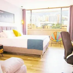 Bright Topfloor A/c, Poblado Coworking1412 아파트