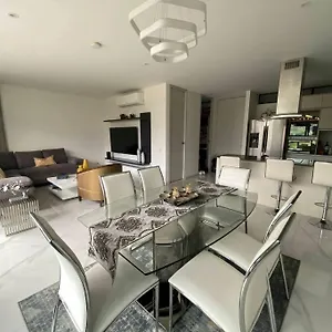 Luxury Apt! Guest Friendly! Great Location! Jacuzzi, Gym, Security! Medellín