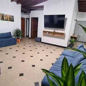 Сasa de vacaciones Amplia Y Comoda Casa En La 70 *