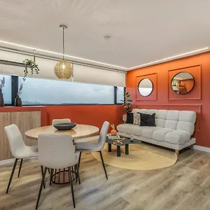 Go Living & By Housy Host شقة فندقية