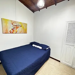 Casa Poblado- Manila. Parqueadero Gratuito! 펜션 *
