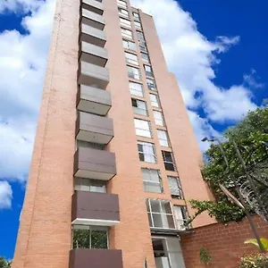 Avenida El Poblado Con Garage Y Lavanderia 506 麦德林