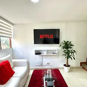 Zona Rosa De Medellin, Ubicacion Cerca De Centros Comerciales Y Tranvia Del Metro Ba 麦德林