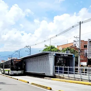 Cerca Al Barrio Laureles 아파트 메딜린