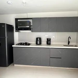 아파트 Traditional Roomy House 메딜린
