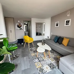아파트 Beautiful Renovated 23rd Floor - View *