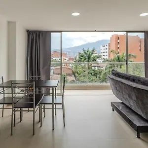En Laureles, Con Piscina Y Parquedero 401
