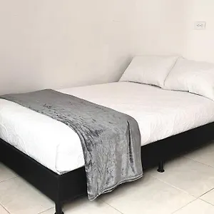 Acogedora Casa En Laureles * ميديلين