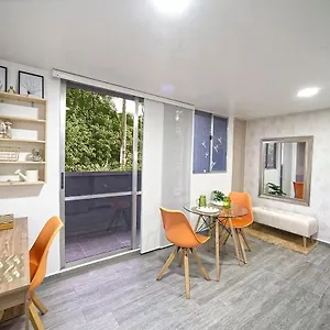 Diseno Unico Y Encanto En Un Barrio Tranquilo, *