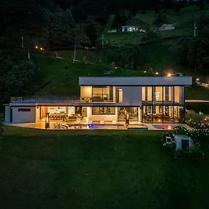 Exquisite Retreat In Villa *