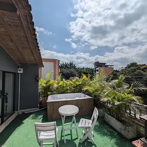Amplio Apto Con Jacuzzy Terraza 2b 4hab Laureles 아파트 *