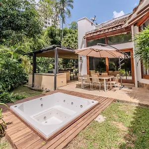 Prázdninový dům Marvelous 5br With Jacuzzi In El Poblado *